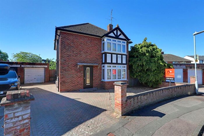 3 Bedroom Detached House For Sale In Foxwell Drive, Hucclecote, Gloucester, GL3