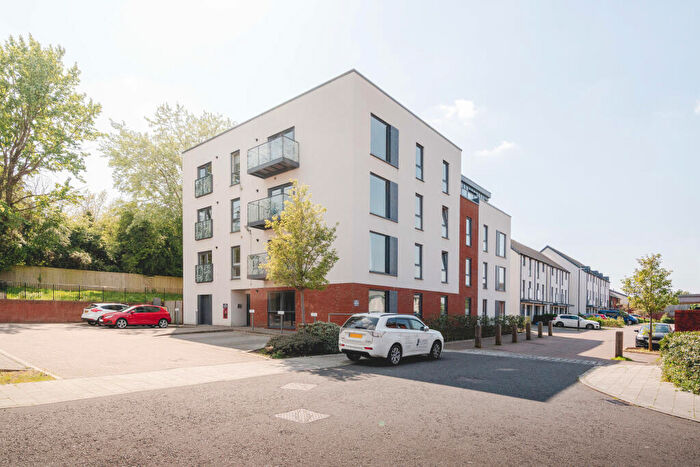 2 Bedroom Flat For Sale In Oakhill Drive, Bedminster, Bristol, BS3