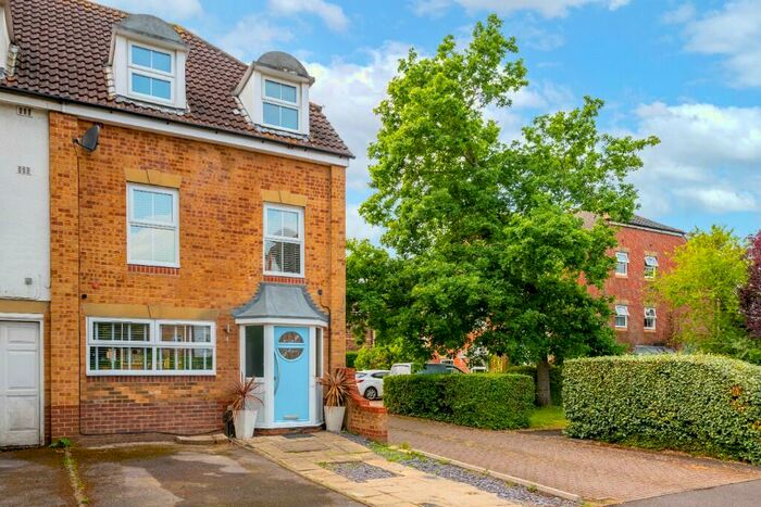 4 Bedroom Semi-Detached House To Rent In Pine Gardens, Horley, Surrey, RH6