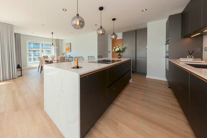 3 Bedroom Flat To Rent In Boulevard Drive, NW9