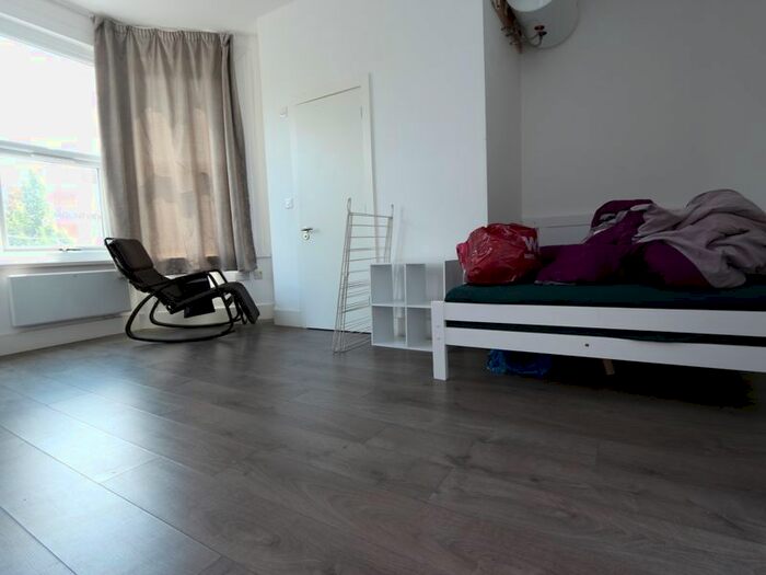 Property To Rent In Queens Parade, Green Lanes, London, N8