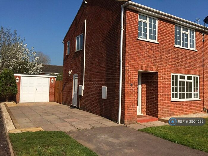 4 Bedroom Semi-Detached House To Rent In Otters Brook, Buckingham, MK18