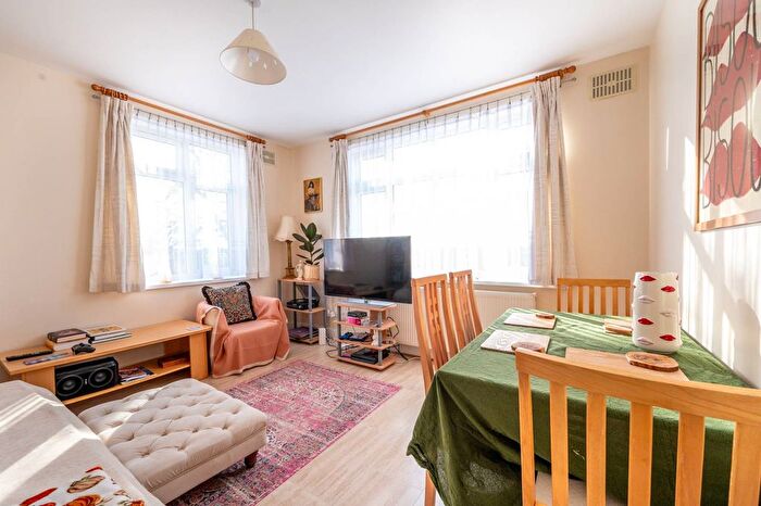 2 Bedroom Flat For Sale In Fairlop Court, Leytonstone, London, E11