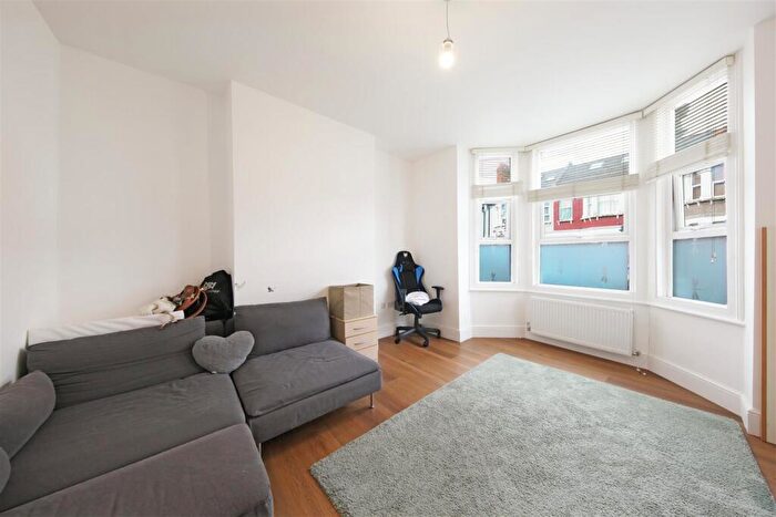 3 Bedroom Flat To Rent In Pine Road, London, NW2