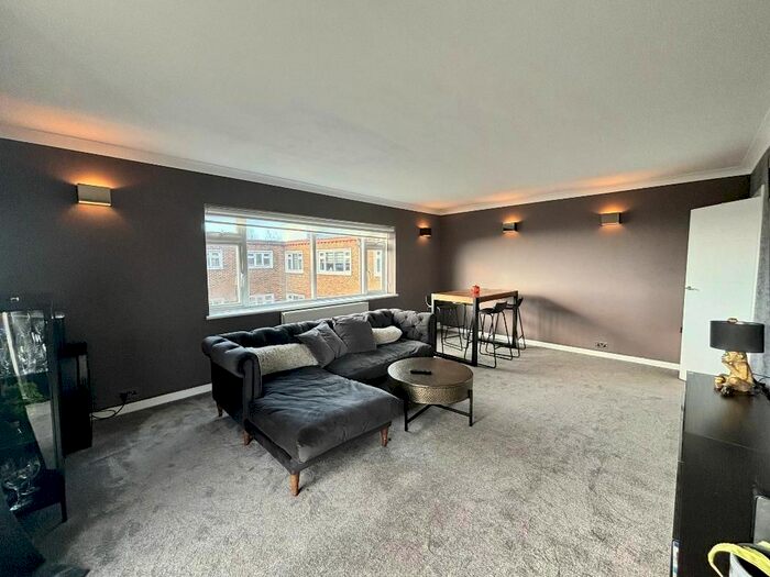 2 Bedroom Flat To Rent In Woodland Court, Dyke Road Avenue, Hove, East Sussex, BN3