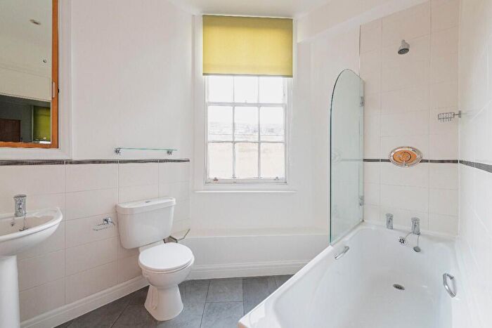 1 Bedroom Flat To Rent In St. James's Parade, Bath, Somerset, BA1