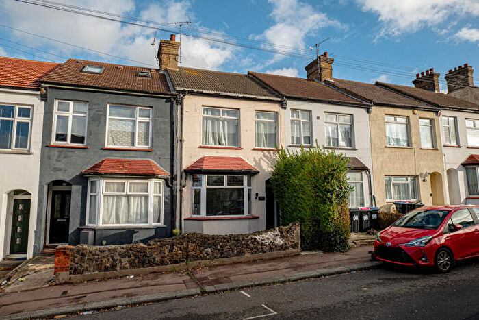 3 Bedroom Terraced House For Sale In Gainsborough Drive, Westcliff-on-sea, SS0