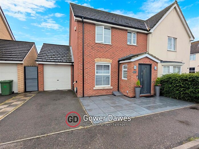 3 Bedroom Semi-Detached House For Sale In Hill House Drive, Chadwell St.Mary, RM16