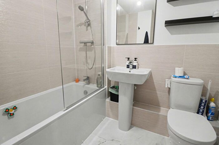 3 Bedroom Semi-Detached House For Sale In Troon Road, Botley, SO32