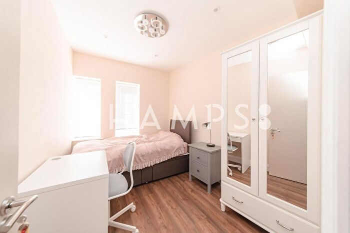 4 Bedroom Flat To Rent In Flat, London, NW4