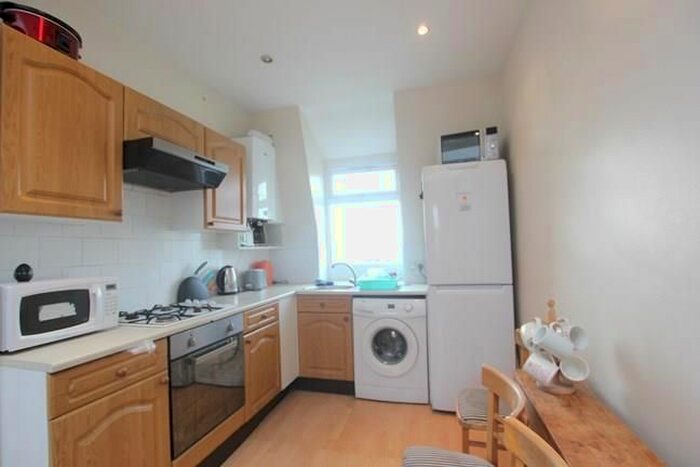 3 Bedroom Flat To Rent In Goldhawk Road, Shepherds Bush, W12