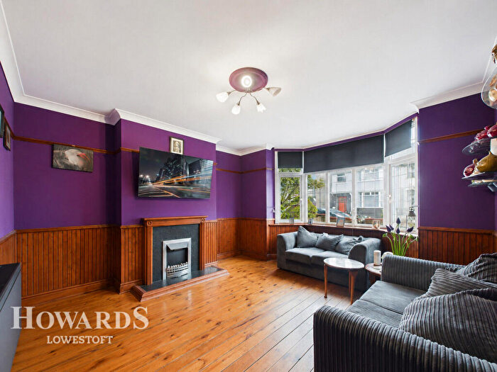3 Bedroom Semi-Detached House For Sale In Laurel Road, Lowestoft, NR33