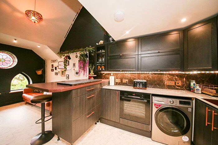 2 Bedroom Flat For Sale In Standishgate, Wigan, WN1