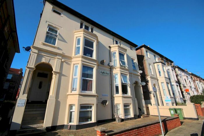 1 Bedroom Flat For Sale In Elphinstone Road, Southsea, PO5