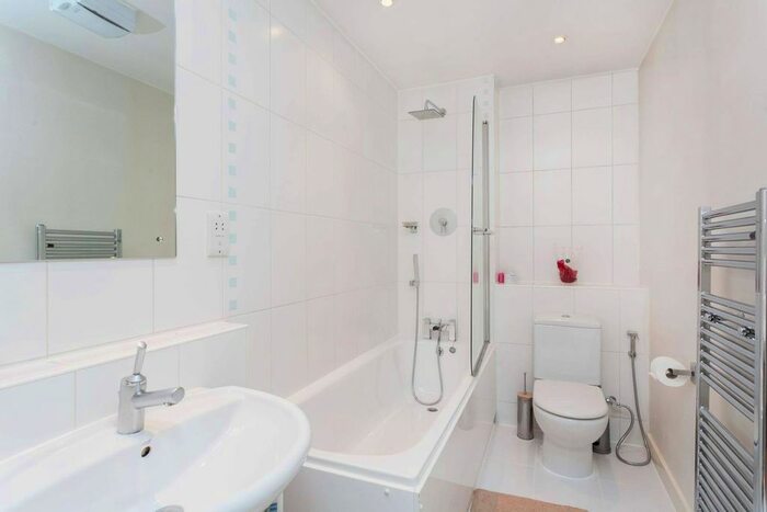 2 Bedroom Flat To Rent In Chatham Close, Woolwich, London, SE18