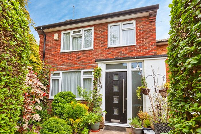 3 Bedroom End Terrace House For Sale In Lower Lees Road, Slough, SL2