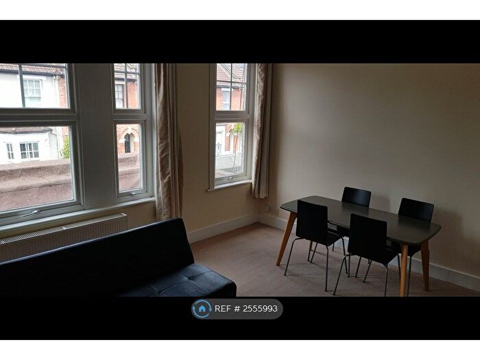 2 Bedroom Flat To Rent In Cavendish Road, London, SW12
