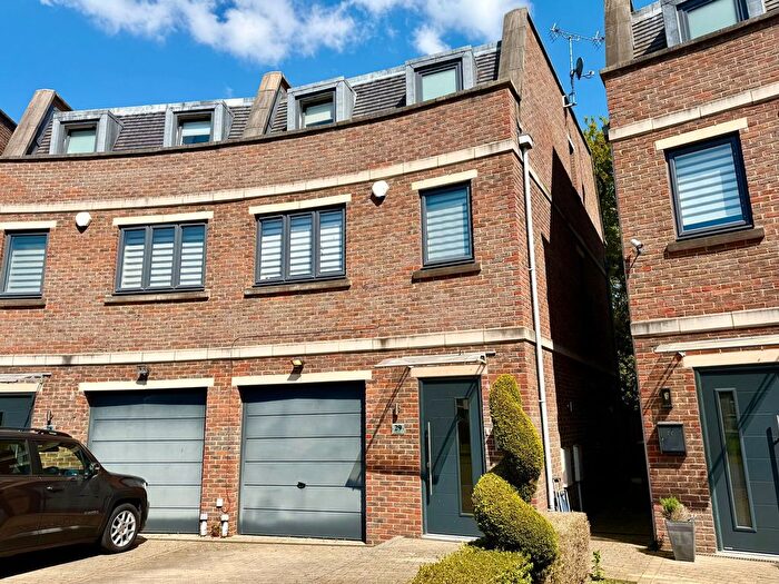 3 Bedroom Town House For Sale In Aspen Place, Bushey Heath, WD23