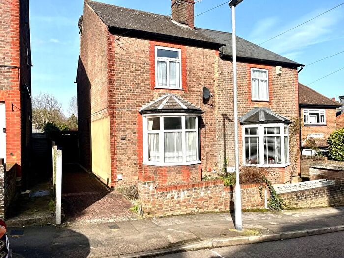 3 Bedroom Semi Detached House For Sale In Cemetery Hill, Boxmoor, Hemel Hempstead, Hertfordshire, HP1