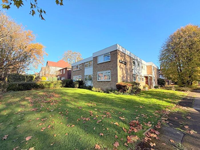 2 Bedroom Flat To Rent In The Avenue, Hatch End, HA5