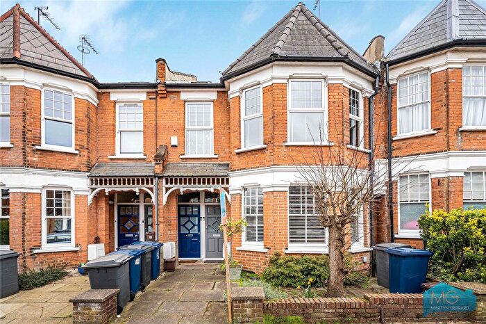 2 Bedroom Maisonette For Sale In Sedgemere Avenue, East Finchley, London, N2