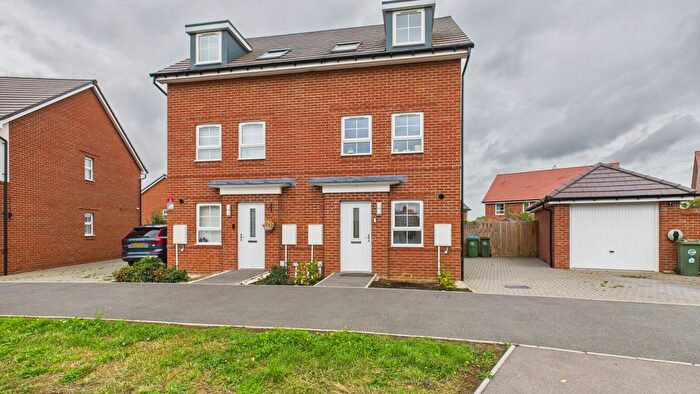 3 Bedroom Town House For Sale In Armstrongs Fields, Broughton, Aylesbury, HP22