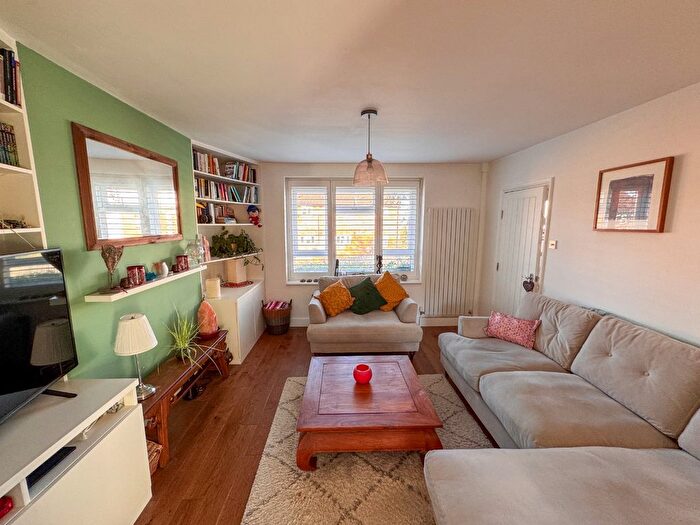 3 Bedroom Maisonette For Sale In Cantwell Road, Shooters Hill, London, SE18