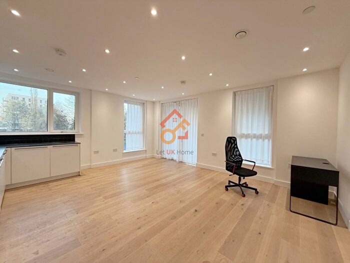 2 Bedroom Flat To Rent In Wayfare House South, Poplar High Street, London, E14