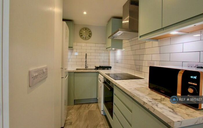 Studio To Rent In Marlyn Lodge, London, E1