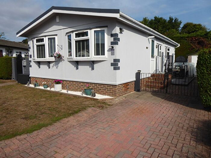 2 Bedroom Park Home For Sale In Orchard Park, Chieveley, Newbury, RG20
