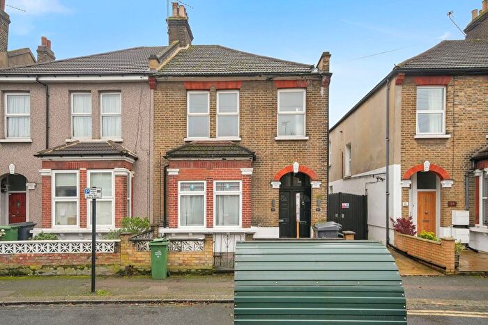 2 Bedroom Flat For Sale In Thornhill Road, Leyton, E10