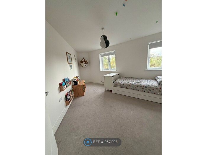 2 Bedroom Flat To Rent In Ireland Road, Crowthorne, RG45