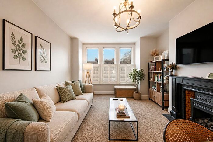 2 Bedroom Flat For Sale In Edgeley Road, London, SW4