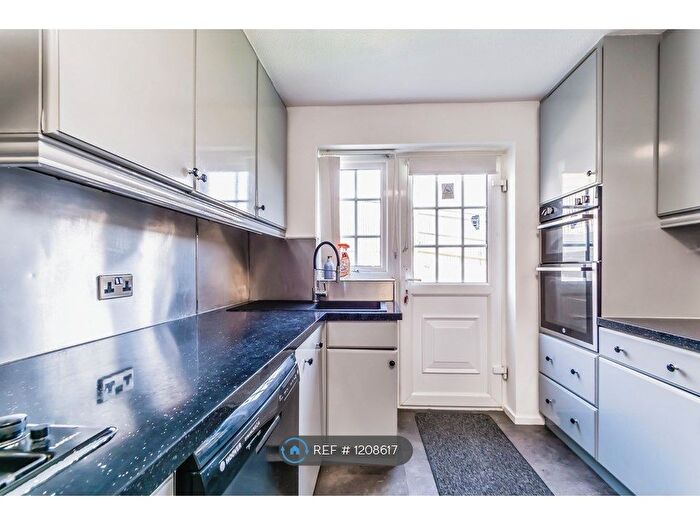 4 Bedroom Detached House To Rent In Peacock Gardens, South Croydon, CR2