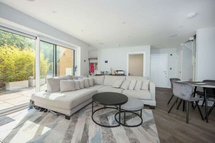 3 Bedroom Semi-Detached House To Rent In Surbiton Hill Road Surbiton, KT6