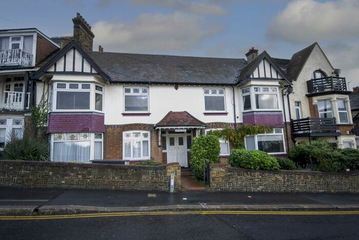 3 Bedroom Flat To Rent In Cliff Gardens, Leigh-On-Sea, SS9