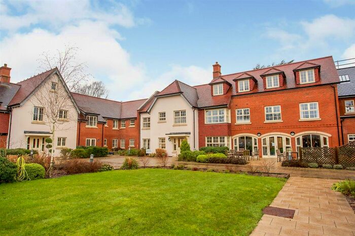 2 Bedroom Flat For Sale In Winchester Road, Wickham, Fareham, PO17