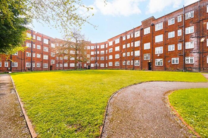 4 Bedroom Flat For Sale In Quadrant Close, Hendon, NW4