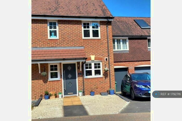 2 Bedroom End Of Terrace House To Rent In Gomer Road, Bagshot, Surrey, GU19