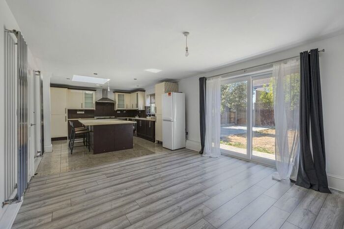 3 Bedroom Flat To Rent In Redcliffe Gardens, Cranbrook, Ilford, IG1