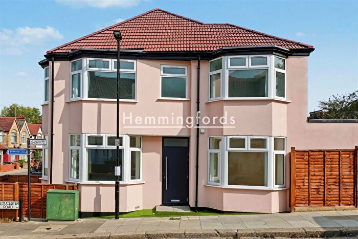2 Bedroom End Of Terrace House For Sale In The Avenue, London, N17