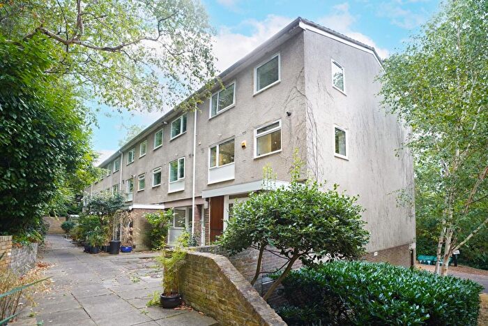 2 Bedroom Flat For Sale In Great Brownings, Dulwich, London, SE21