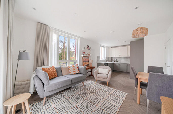 2 Bedroom Flat For Sale In Fellowes Rise, Winchester, Hampshire, SO22
