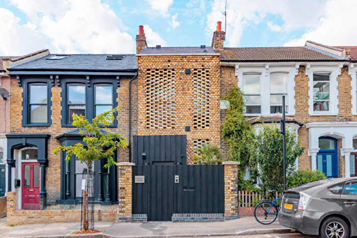 2 Bedroom Terraced House To Rent In Kenmure Road, Hackney, E8