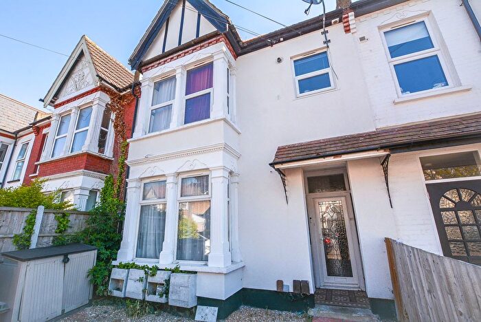 3 Bedroom Flat To Rent In Boscombe Road, Southend-On-Sea, SS2