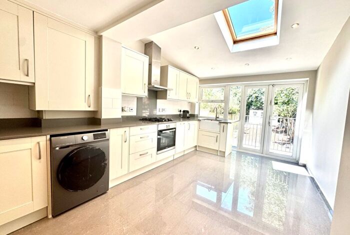 3 Bedroom Flat To Rent In Stanhope Road, London, N12