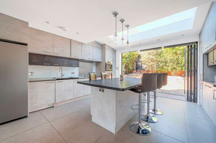 4 Bedroom End Of Terrace House To Rent In Rushdene Ave, Oakleigh Park, Barnet, EN4