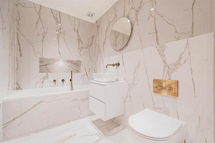 3 Bedroom End Of Terrace House For Sale In Cambridge Road, London, SE20