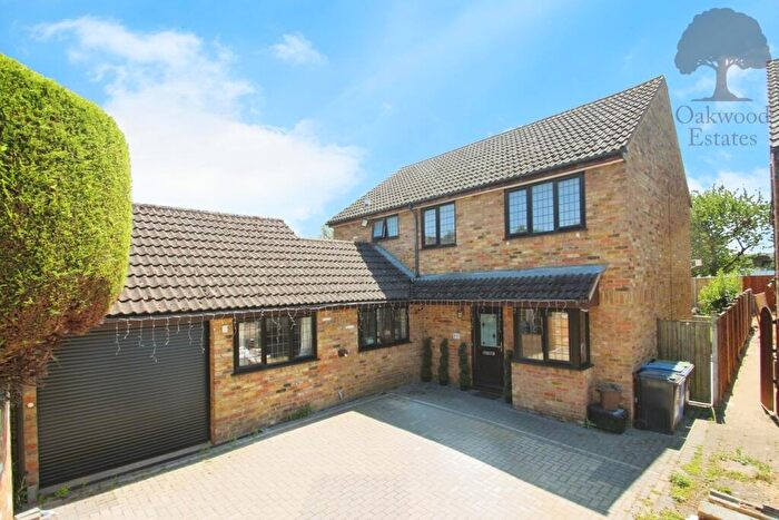 4 Bedroom Detached House To Rent In High Street, Iver, SL0