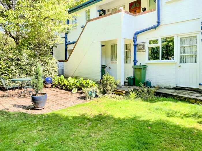 Studio To Rent In Claremont Avenue, Esher, Surrey, KT10